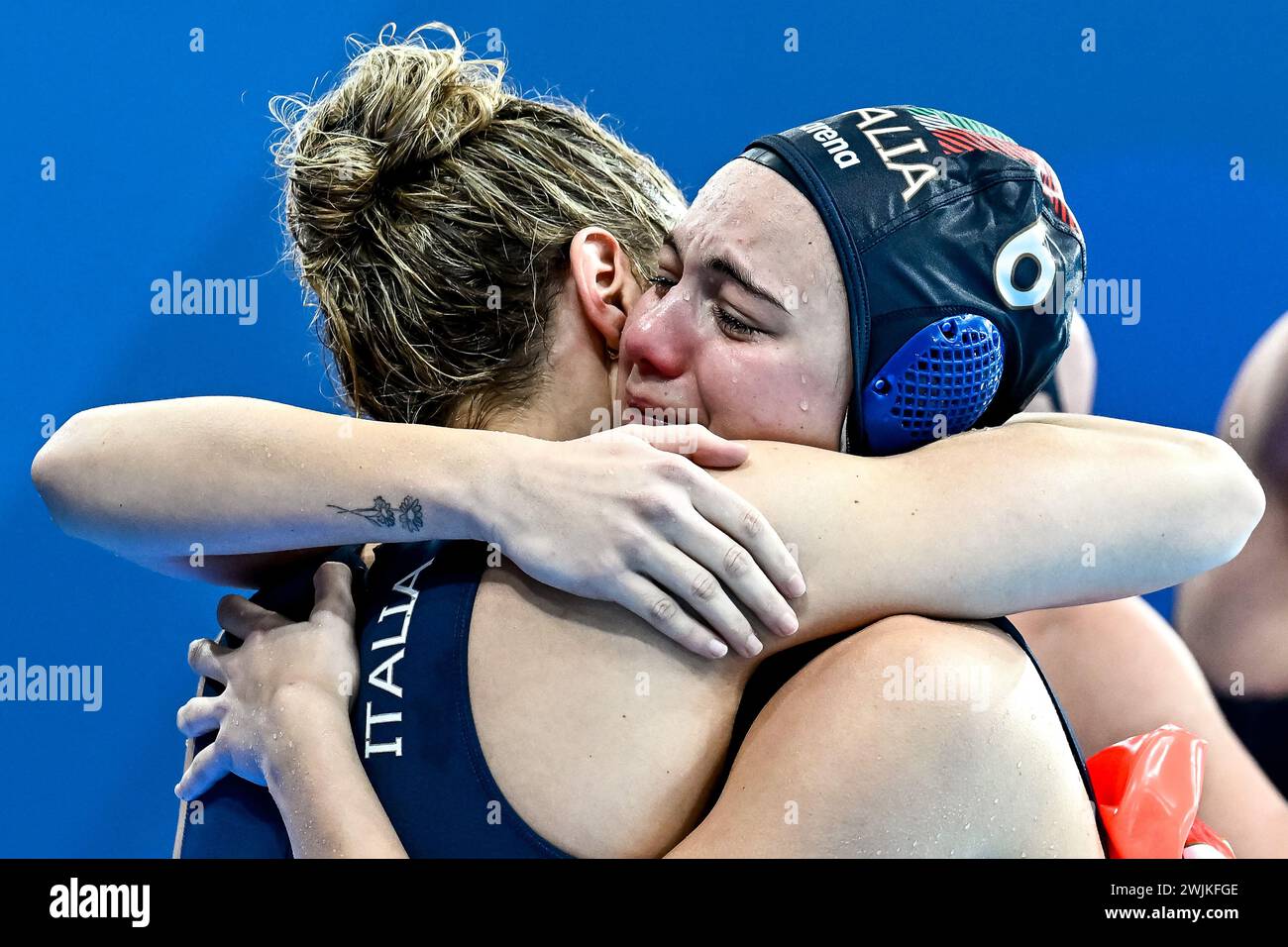 Doha, Qatar. 16 février 2024. Les membres de l’équipe Italie célèbrent la qualification olympique après le match de water-polo féminin 7e/8e place entre l’équipe Canada (casquettes blanches) et l’équipe Italie (casquettes bleues) des 21e Championnats du monde de natation au Dôme Aspire à Doha (Qatar), le 16 février 2024. Crédit : Insidefoto di andrea staccioli/Alamy Live News Banque D'Images