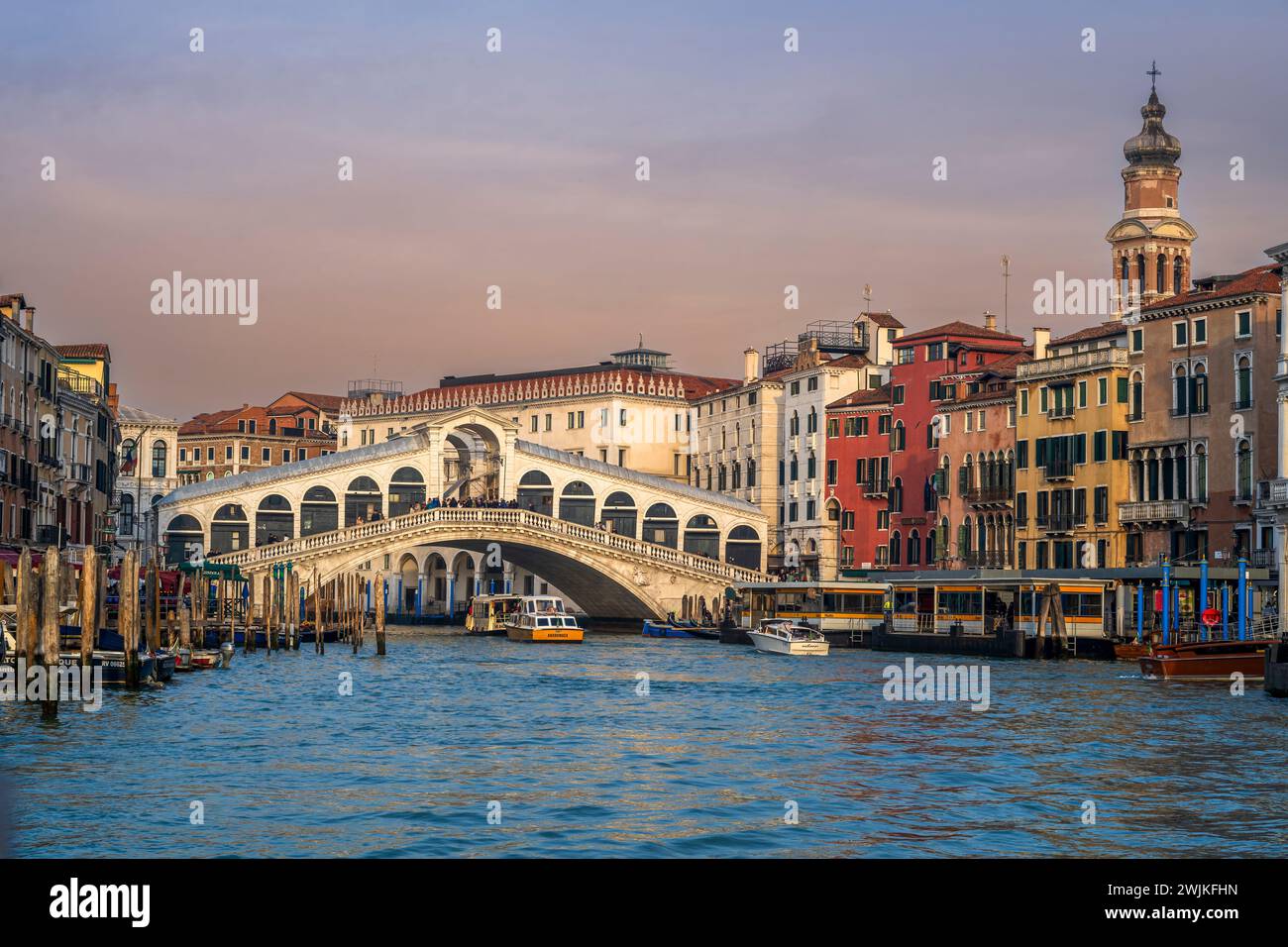 Grand canal (canal Grande) et pont du Rialto au coucher du soleil, Venise, Vénétie, Italie Banque D'Images