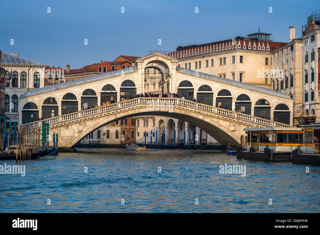 Pont du Rialto (Ponte di Rialto), Venise, Vénétie, Italie Banque D'Images