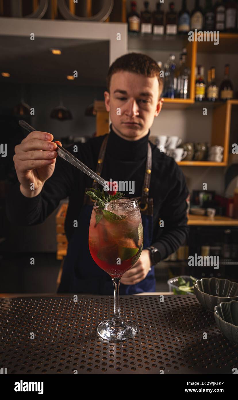 Barmen décore cocktail ou mocktail, concept de pub Banque D'Images