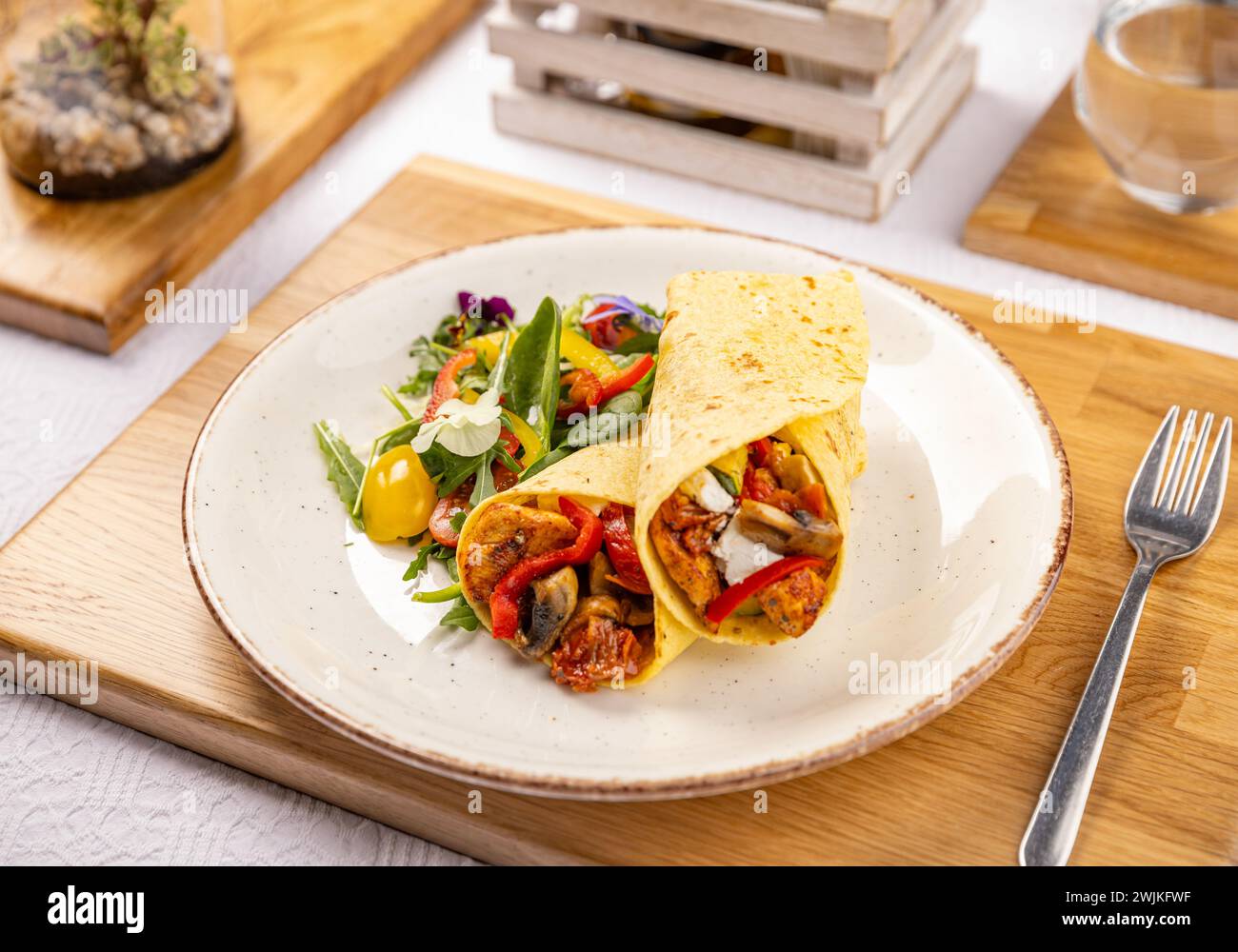 Tortilla au poulet et au maïs servie avec laitue verte Banque D'Images