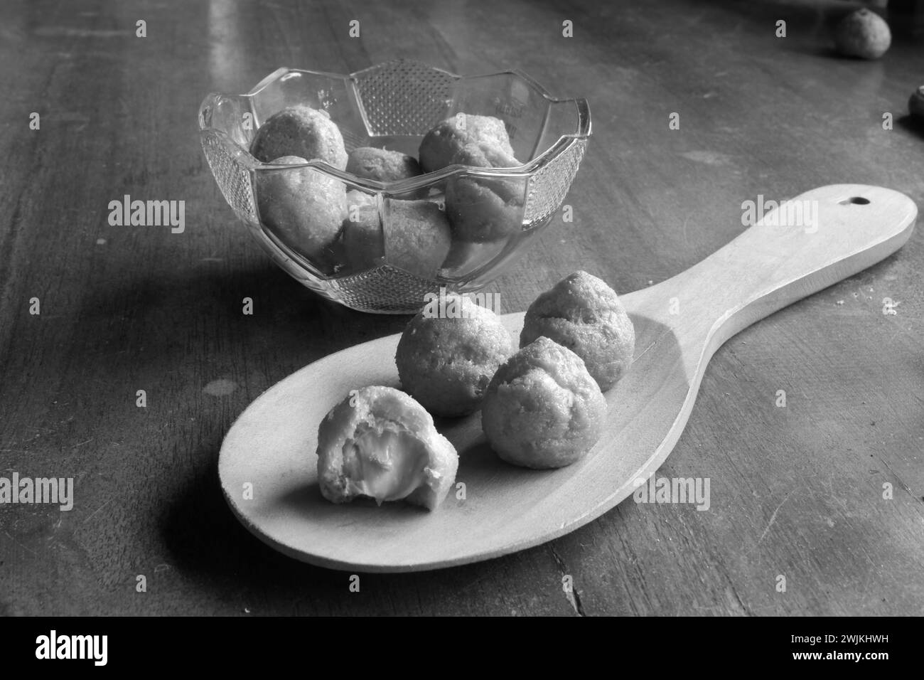 Photo de pâtisseries sur une table en bois avec un thème traditionnel Banque D'Images