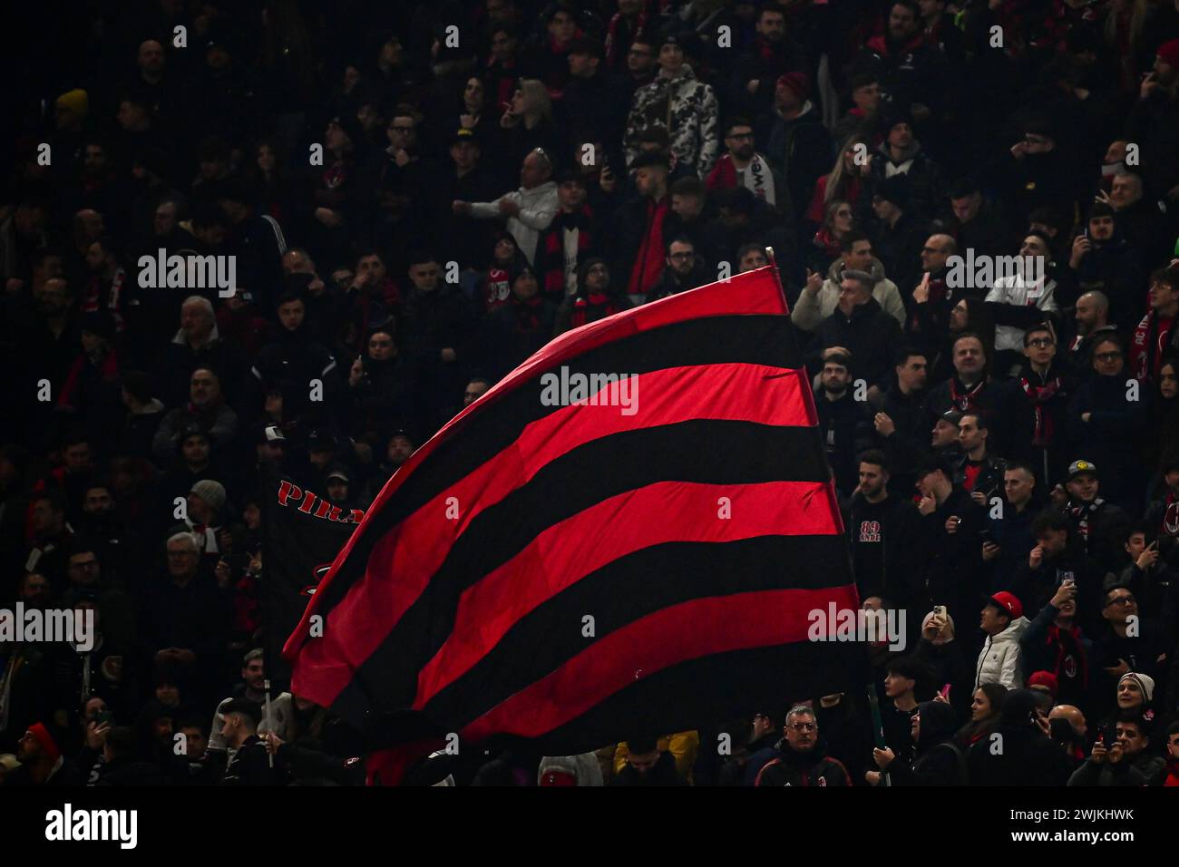 Les fans d'AC Milan ont coreographie avant le match de football de l'Europa League AC Milan vs Rennes au stade San Siro de Milan, Italie, le 15 février 2024 crédit : Piero Cruciatti/Alamy Live News Banque D'Images
