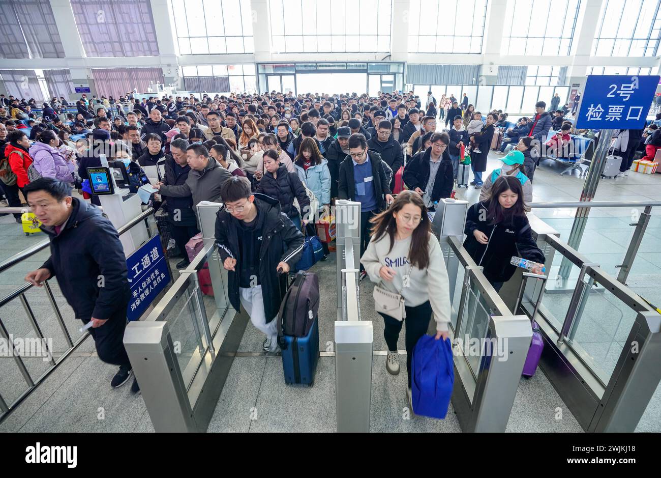 YUNCHENG, CHINE - 16 FÉVRIER 2024 - les passagers se préparent à embarquer à la porte d'embarquement de la gare ferroviaire de Yuncheng North dans le Shanxi Pro du nord de la Chine Banque D'Images