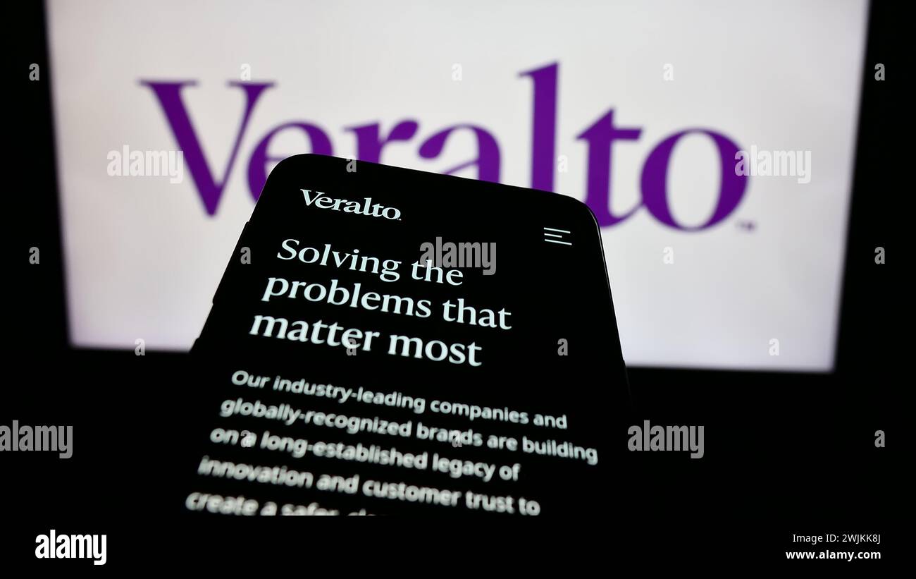 Smartphone avec page Web de la société américaine de technologie de l'eau Veralto Corporation devant le logo de l'entreprise. Concentrez-vous sur le coin supérieur gauche de l'écran du téléphone. Banque D'Images