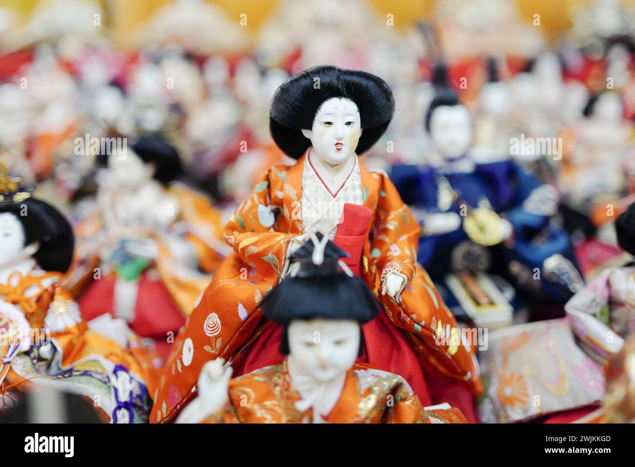 Konosu, Saitama, Japon. 16 février 2024. Des poupées japonaises (Hina-ningyo) sont exposées dans la zone centrale du centre commercial Elumi Kounosu dans la ville de Konosu. Pour commémorer le Hinamatsuri, également connu sous le nom de jour de la poupée ou jour des filles, qui est célébré le 3 mars 1 800, Hina-ningyo (une sorte de poupée japonaise) sont exposés sur 31 niveaux d'une pyramide géante dans la zone centrale du centre commercial. Chaque année, les familles exposent les poupées dans leur maison pour souhaiter la santé et le bien-être des filles. La ville de Konosu est connue comme ''ville de poupées'' parce qu'il y a de nombreuses usines qui produisent des poupées japonaises. I Banque D'Images