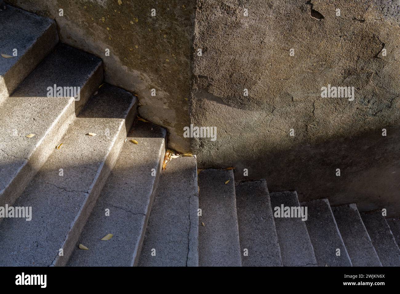 Vue sur de beaux vieux escaliers en pierre menant au cimetière du Vieux Château (cimetière du Vieux Château) au sommet de la ville. Banque D'Images