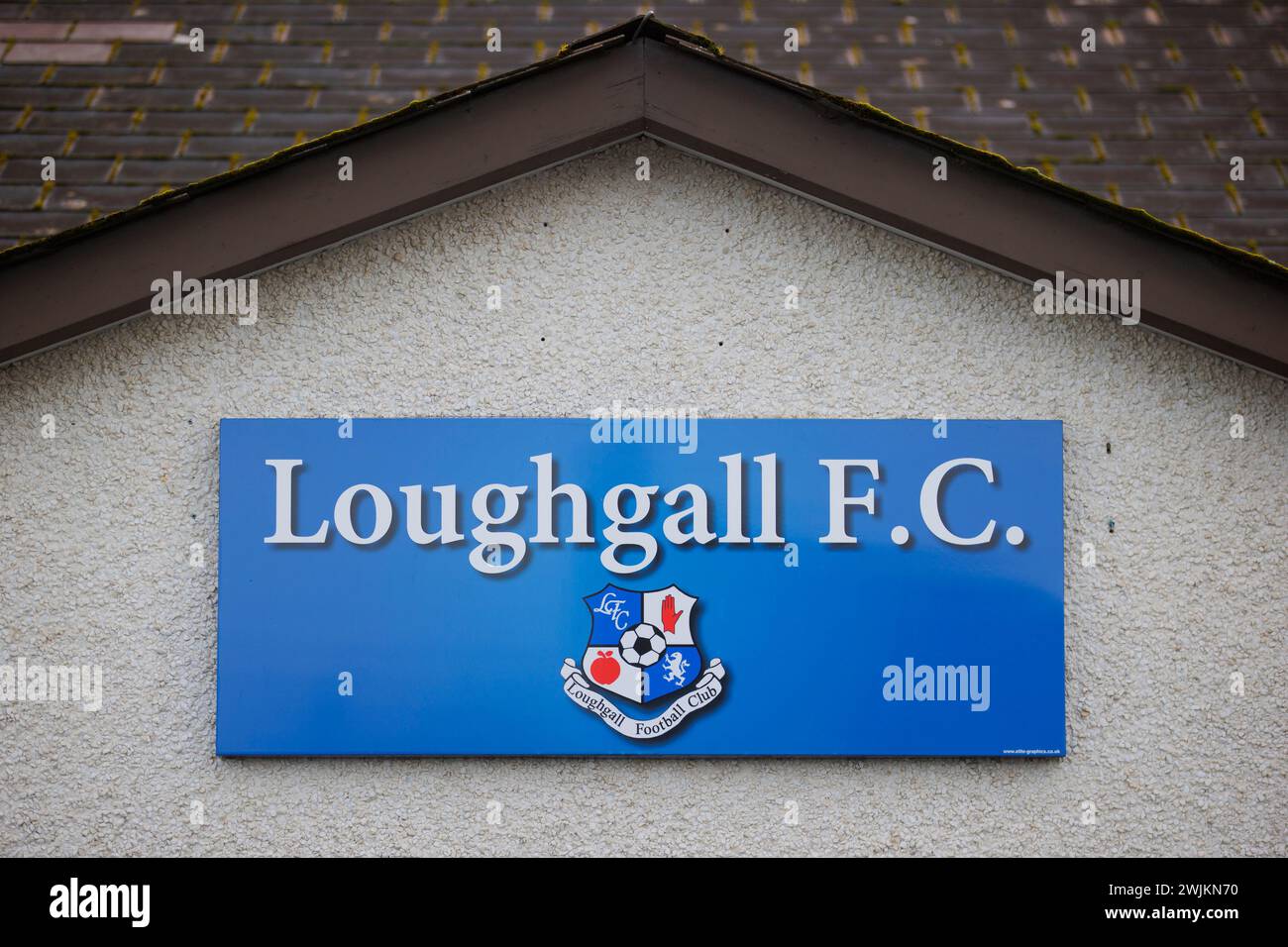 Une vue générale d'un panneau pour le Loughgall Football Club près d'Armagh dans le comté d'Armagh dont le centenaire Hilbert Willis a été un partisan de longue date et a été auparavant le gardien du club pendant 30 ans et en tant que président pendant près d'une décennie. Banque D'Images