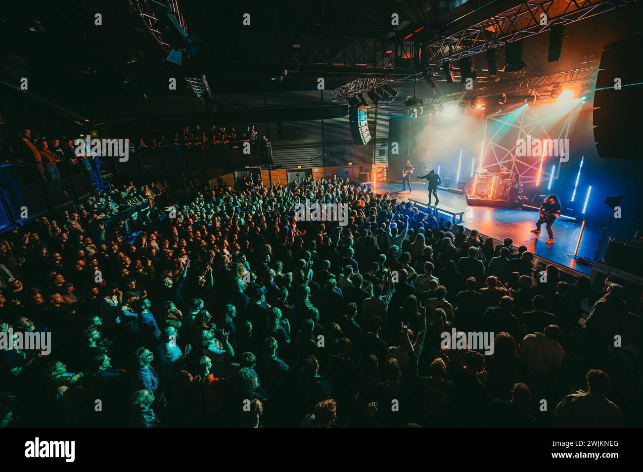 Copenhague, Danemark. 15 février 2024. Le groupe de metal progressif britannique Tesseract donne un concert à Amager Bio à Copenhague. Ici, le chanteur Daniel Tompkins est vu en direct sur scène avec le groupe devant la foule. (Crédit photo : Gonzales photo/Alamy Live News Banque D'Images