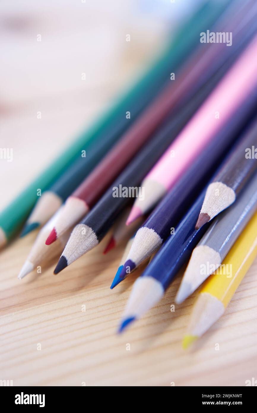 Crayons de coloration sur un des en bois Banque D'Images