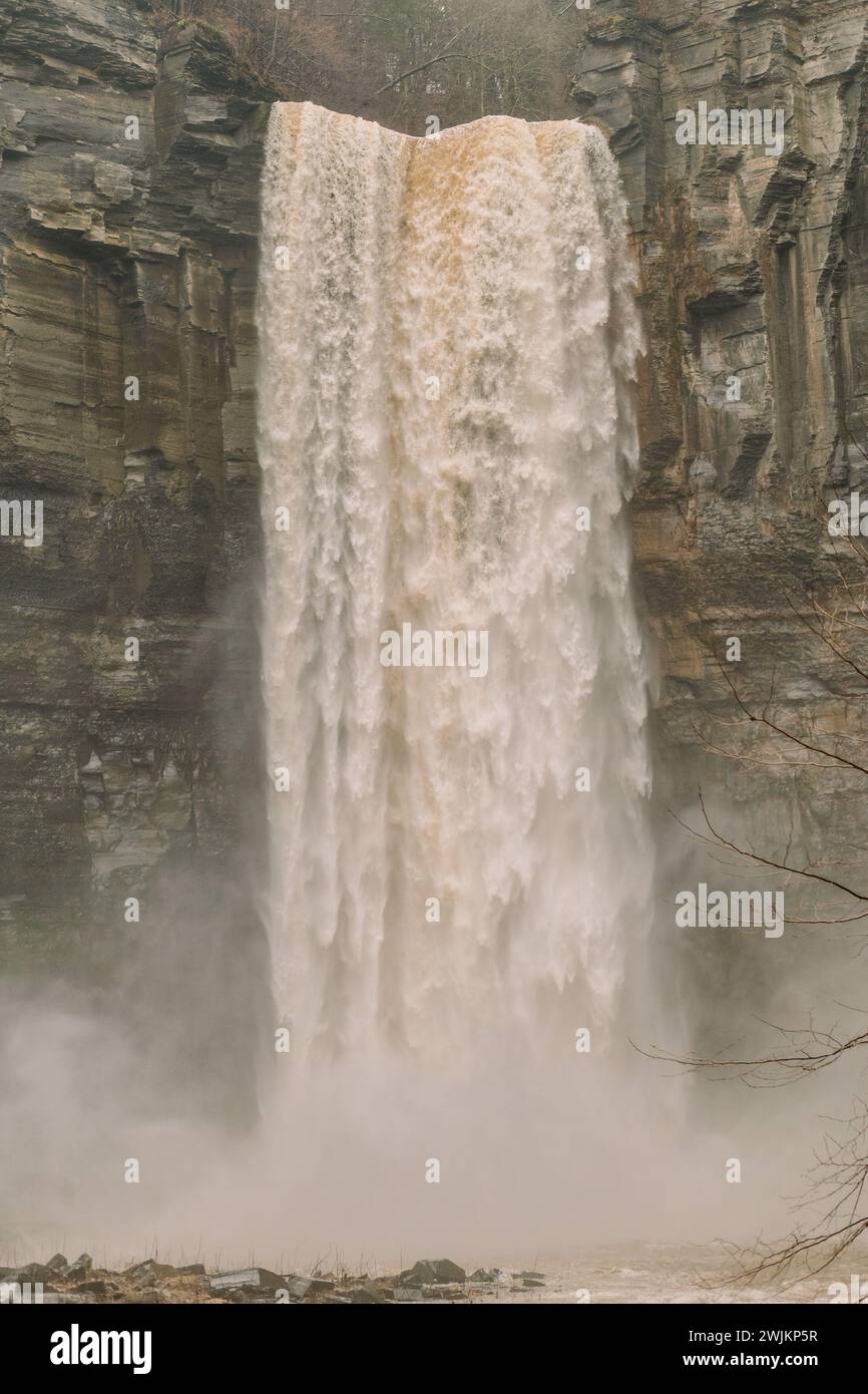 Chute d'eau dans le parc d'État de Taughannock Falls à New York en hiver Banque D'Images