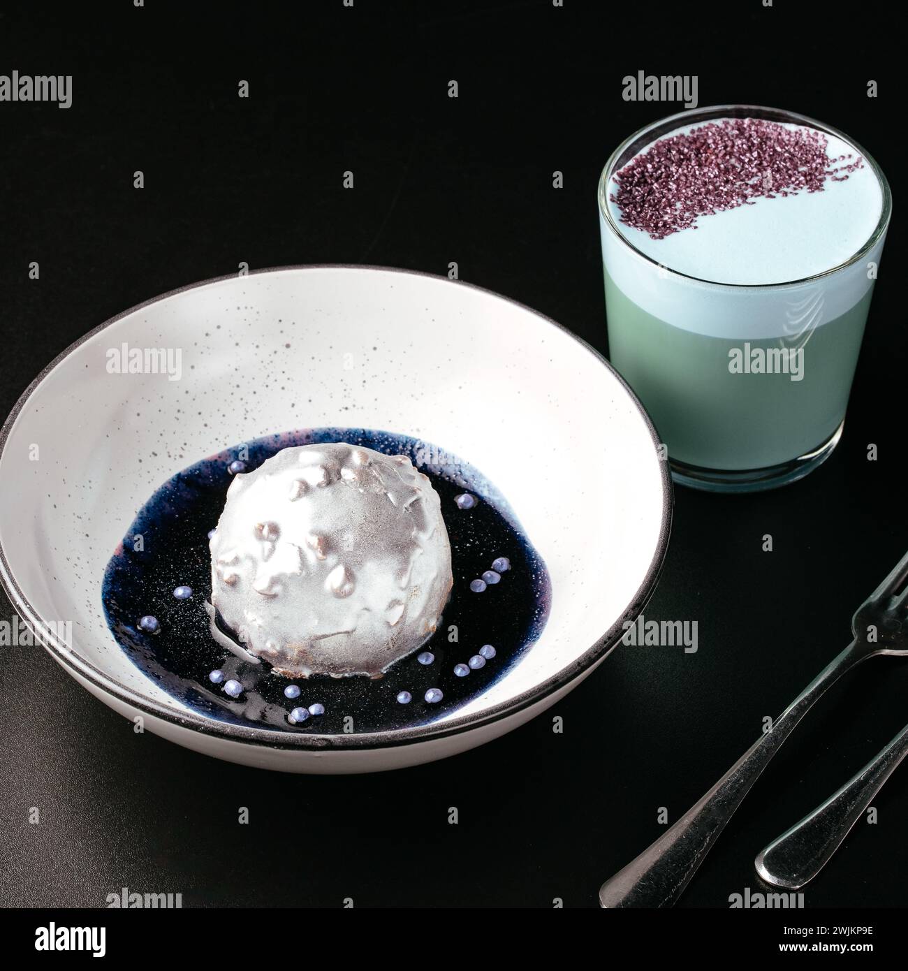 café avec une tasse en verre clair sur la table dans le café Banque D'Images