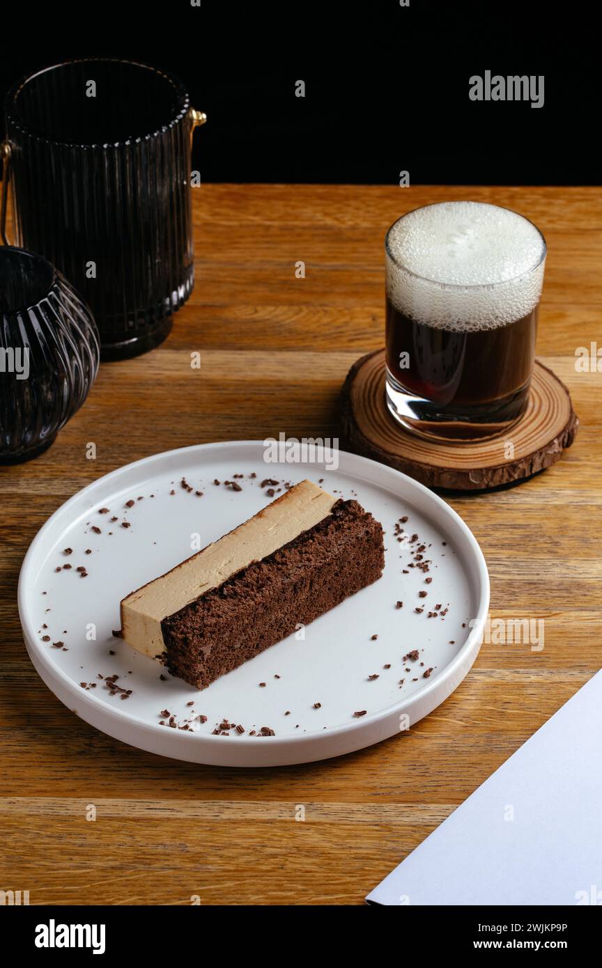 café avec une tasse en verre clair sur la table dans le café Banque D'Images