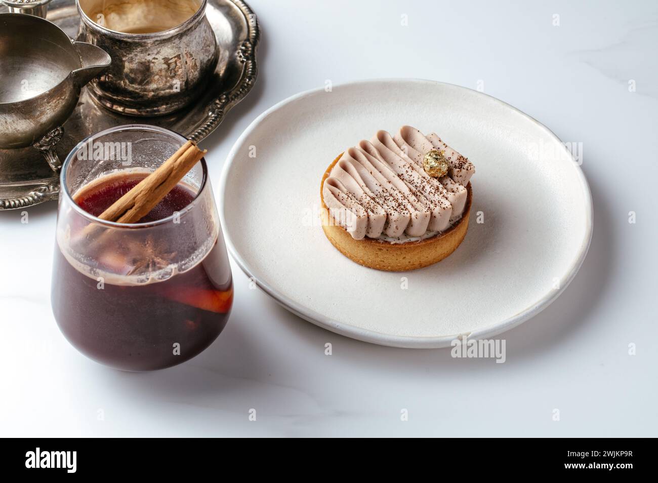 café avec une tasse en verre clair sur la table dans le café Banque D'Images