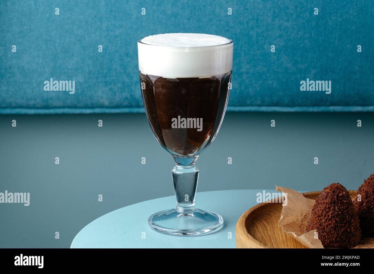 café avec une tasse en verre clair sur la table dans le café Banque D'Images