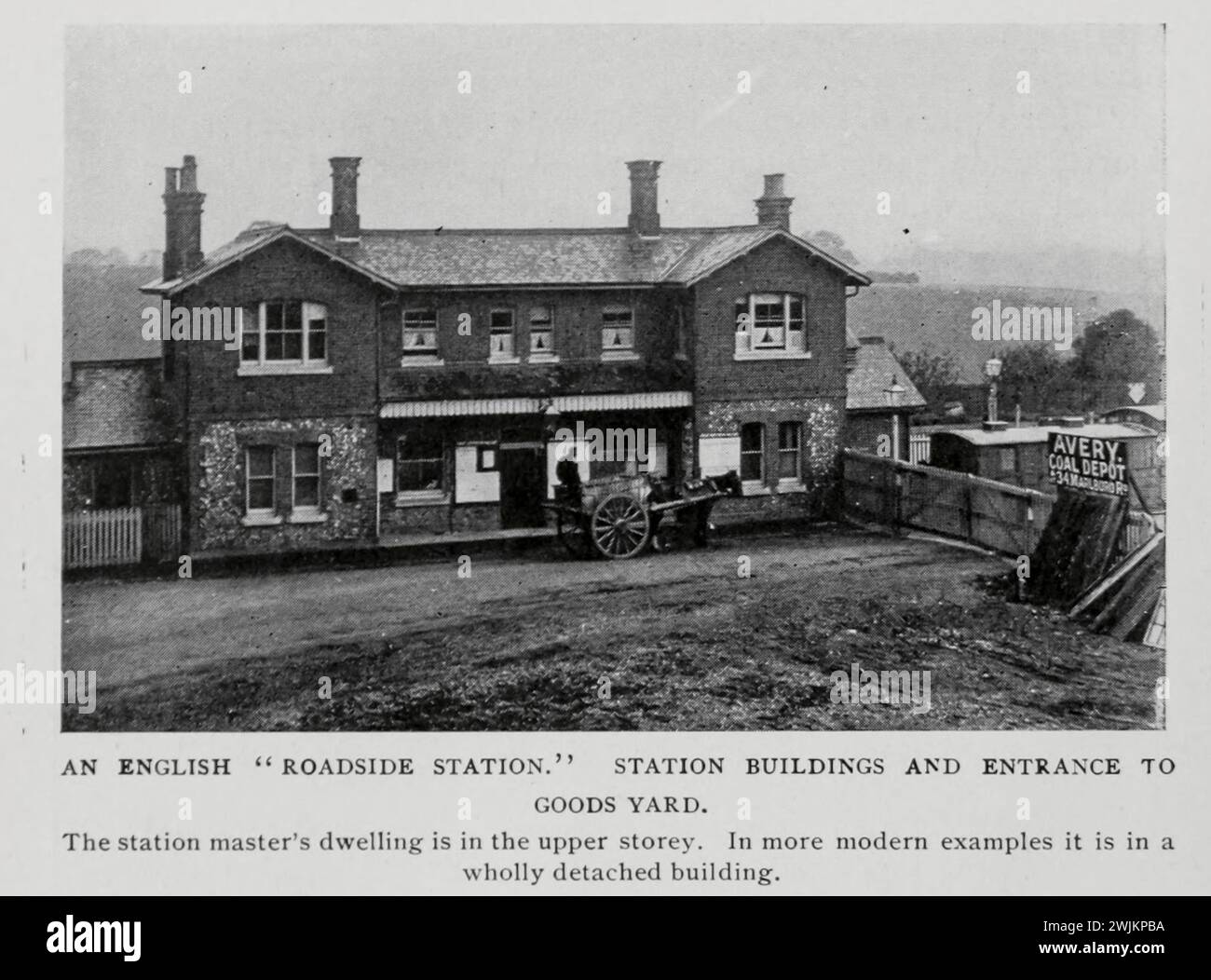 UNE GARE ROUTIÈRE ANGLAISE. BÂTIMENTS DE LA GARE ET ENTRÉE DE LA COUR DE MARCHANDISES. De l'article GARES DE MARCHANDISES ET GARES FERROVIAIRES ANGLAISES. Par Arch. R. Whitehead. Tiré de l'Engineering Magazine consacré au progrès industriel volume XIV octobre 1897 - mars 1898 The Engineering Magazine Co Banque D'Images