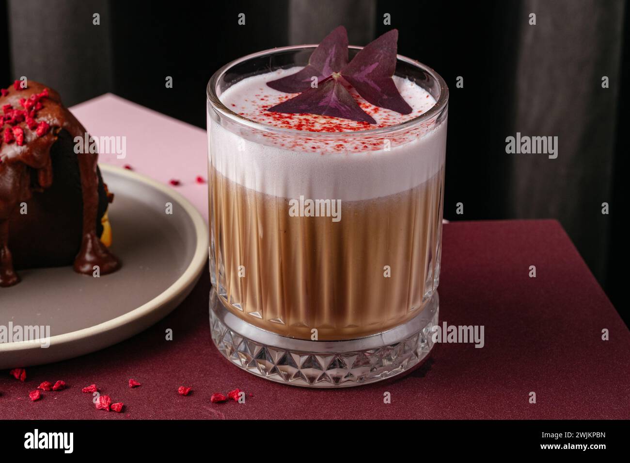 café avec une tasse en verre clair sur la table dans le café Banque D'Images