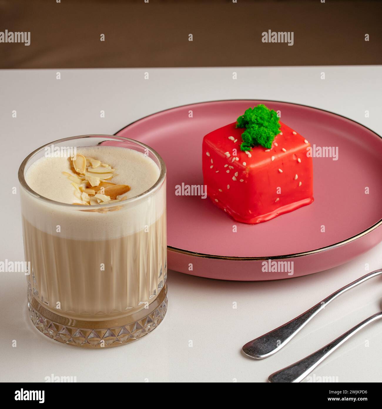 café avec une tasse en verre clair sur la table dans le café Banque D'Images