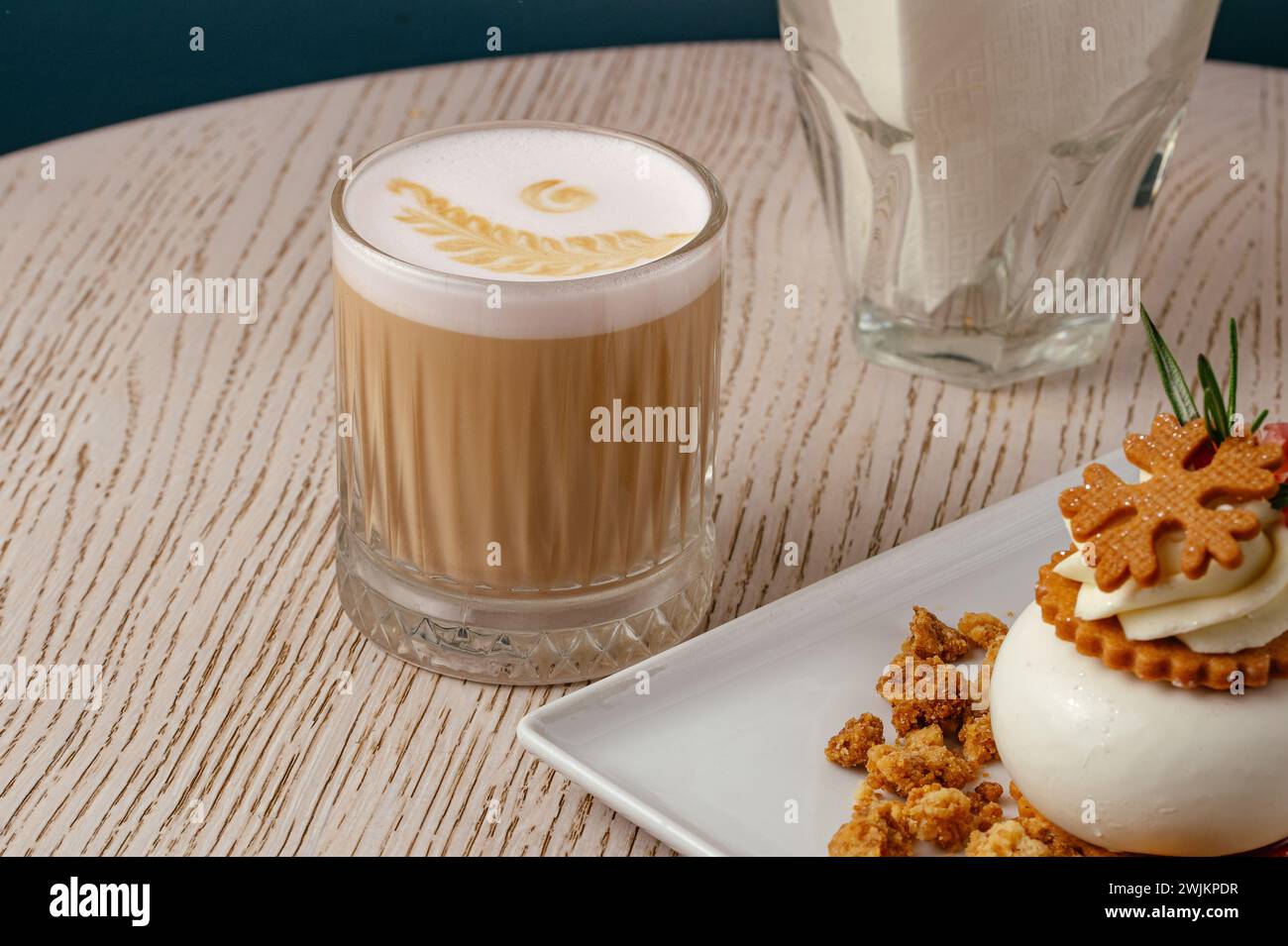 café avec une tasse en verre clair sur la table dans le café Banque D'Images