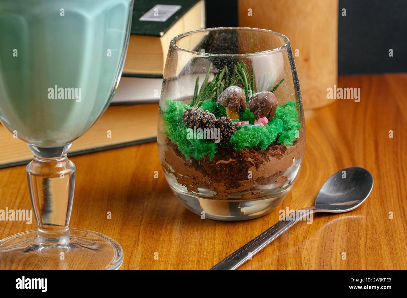 dessert dans un verre clair sur la table dans un café Banque D'Images