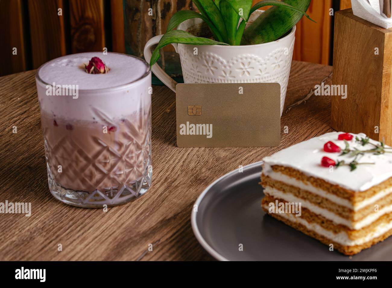 café avec une tasse en verre clair sur la table dans le café Banque D'Images