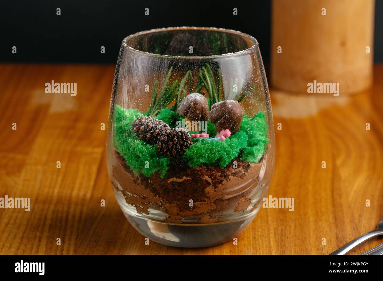 dessert dans un verre clair sur la table dans un café Banque D'Images
