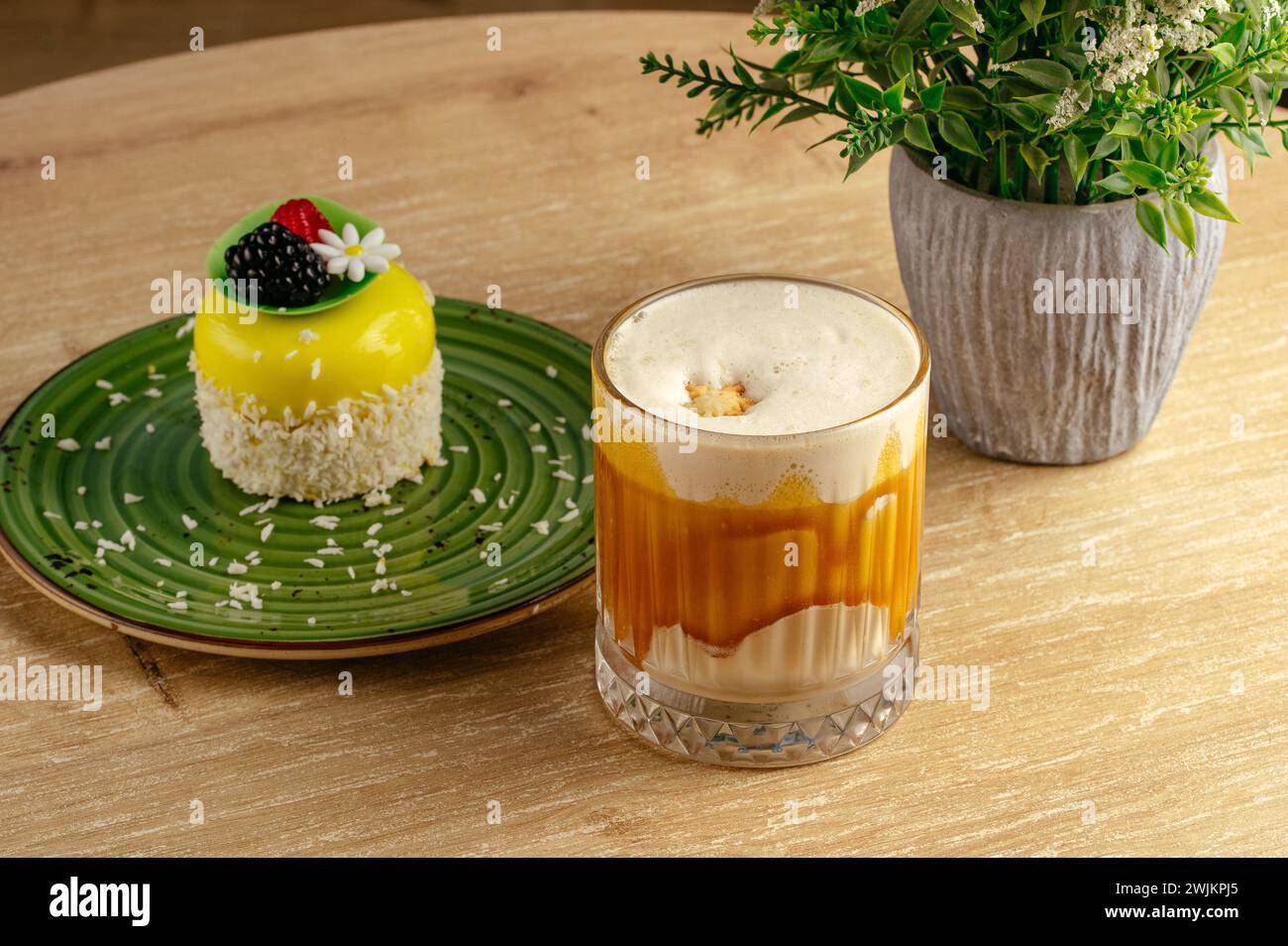 café avec une tasse en verre clair sur la table dans le café Banque D'Images