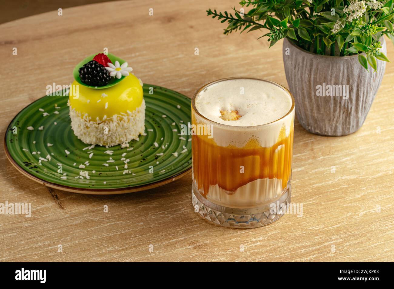 café avec une tasse en verre clair sur la table dans le café Banque D'Images
