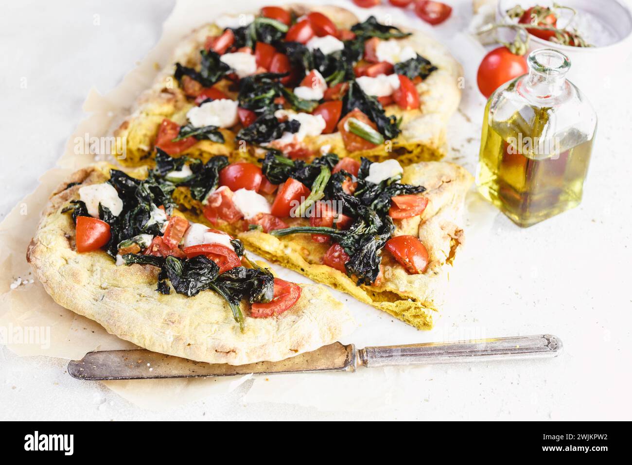 Pizza maison avec légumes verts et tomates fraîches Banque D'Images
