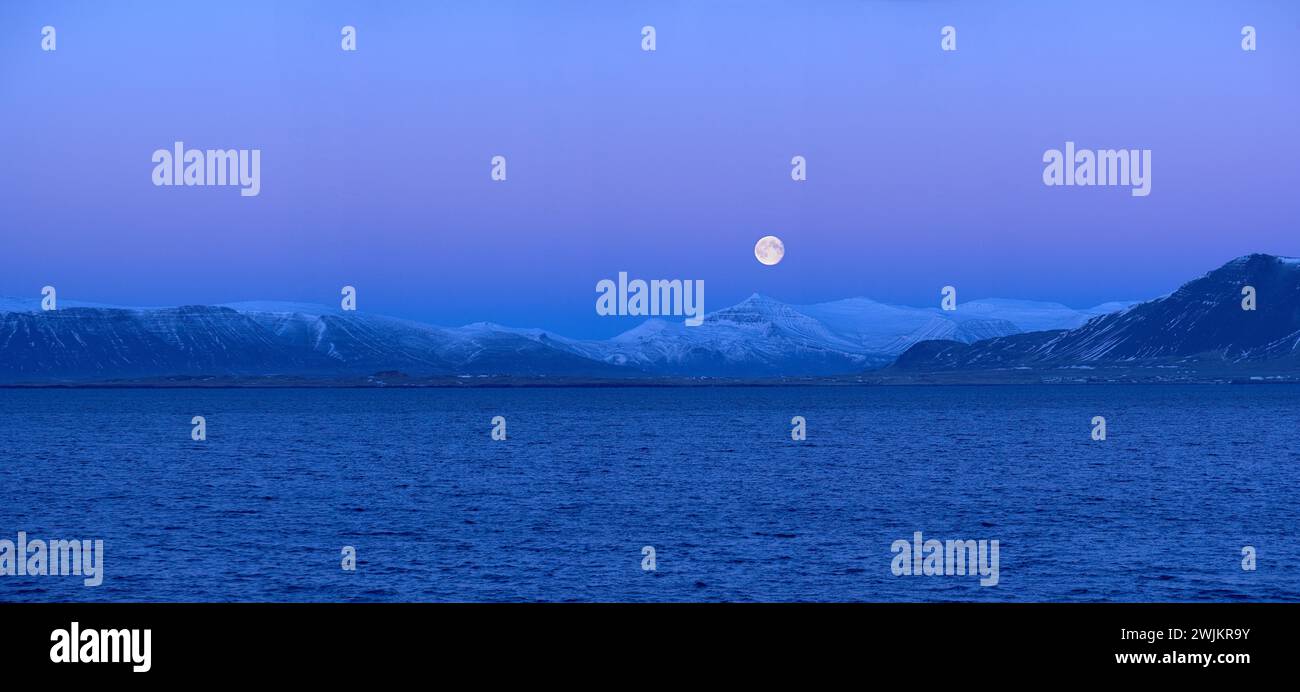 Vue panoramique de la pleine lune sur les montagnes Banque D'Images