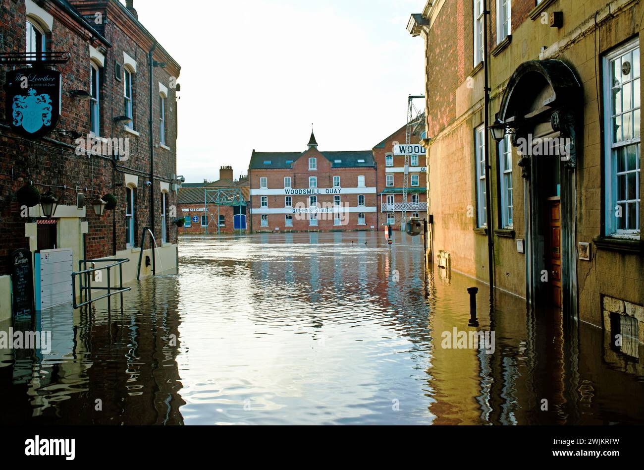 Inondations, rivière Ouse donnant sur Queens Staithes, York, Yorkshire, Angleterre décembre 2023 Banque D'Images