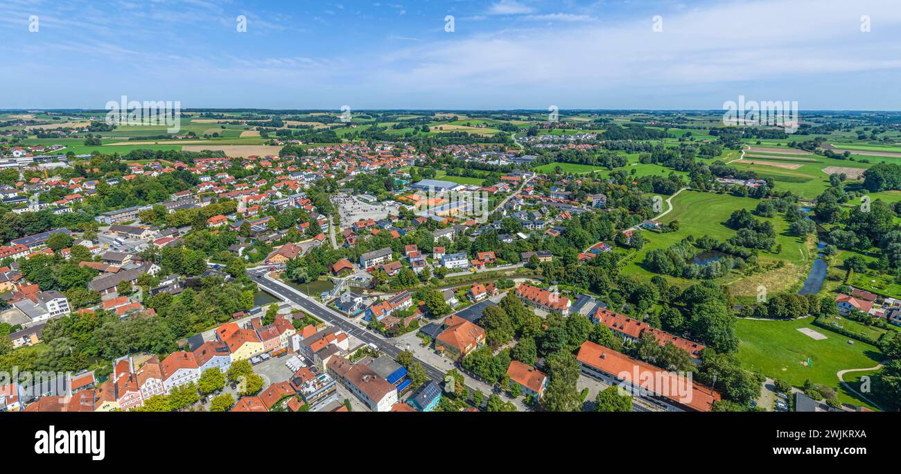 Luftaufnahme der Stadt Dorfen im oberbayerischen Isental Ausblick auf Dorfen im Landkreis Erding in Oberbayern Dorfen Bayern Deutschland *** aérien vi Banque D'Images