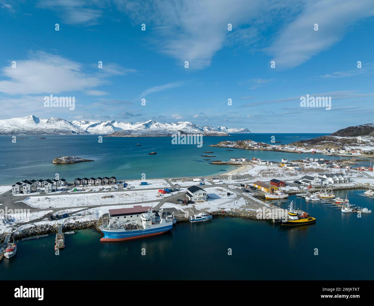 Tir de drone de navires et de bateaux amarrés au port en hiver Banque D'Images