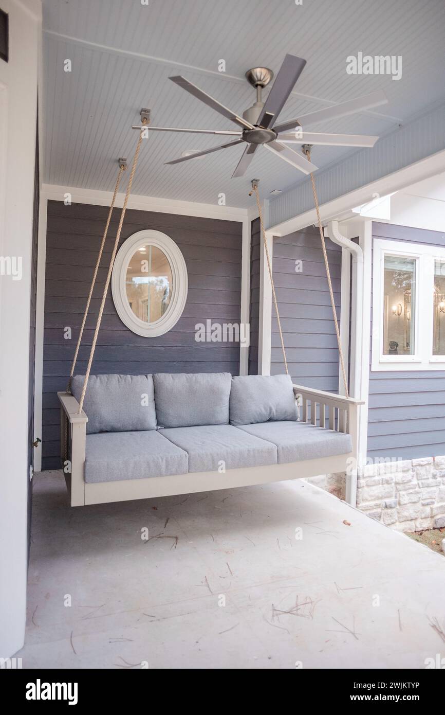 Balançoire de porche extérieure avec ventilateur industriel et plafond bleu pittoresque Banque D'Images