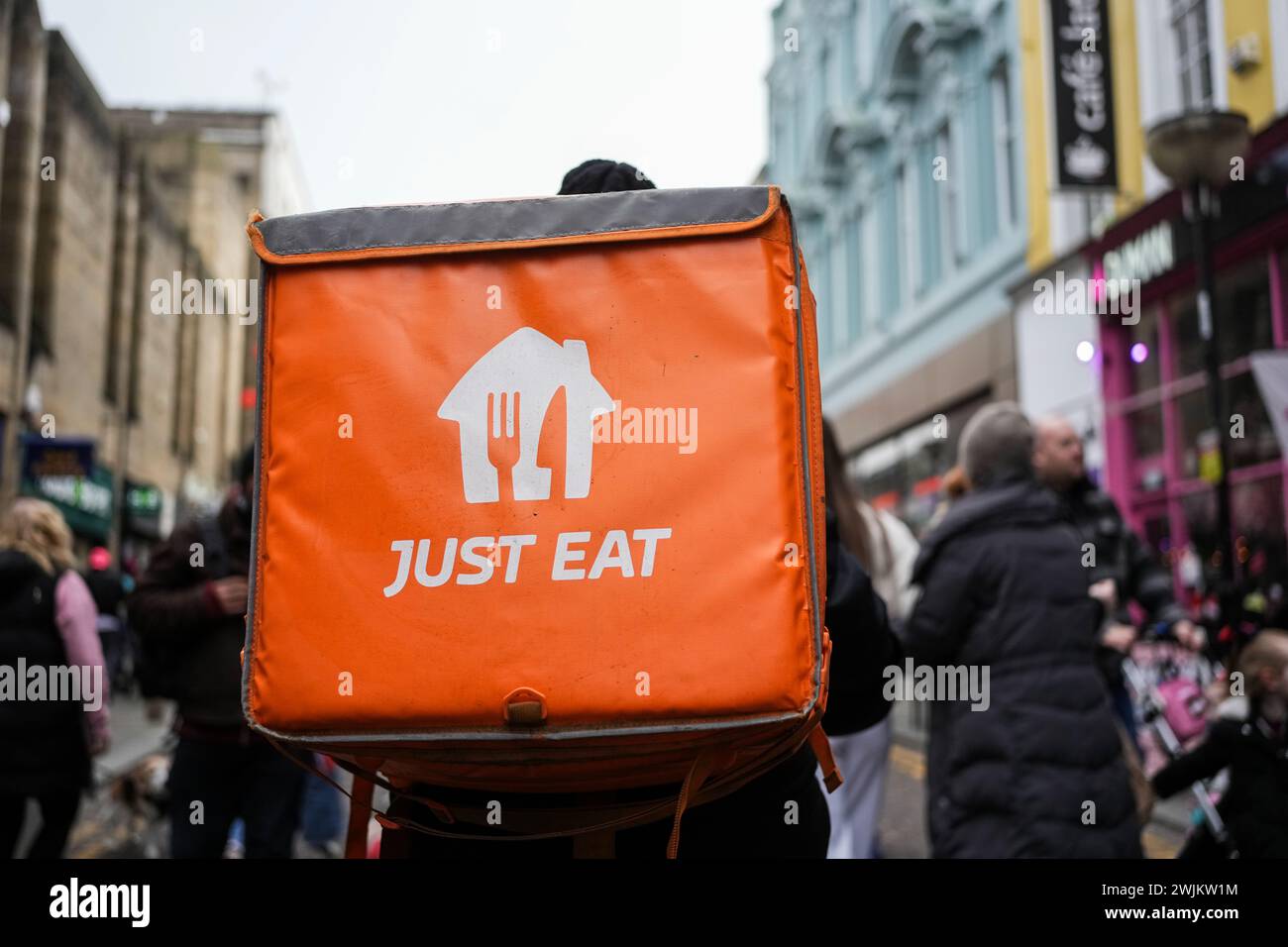 Il suffit de manger rider sur un vélo poussant faire une livraison de nourriture à Liverpool Royaume-Uni Banque D'Images