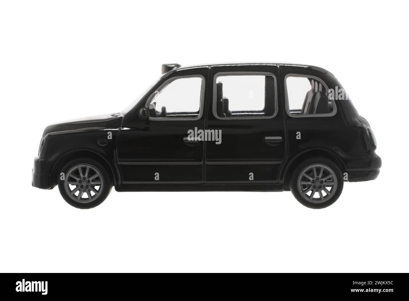 Voiture jouet taxi noir de Londres sur fond blanc Banque D'Images