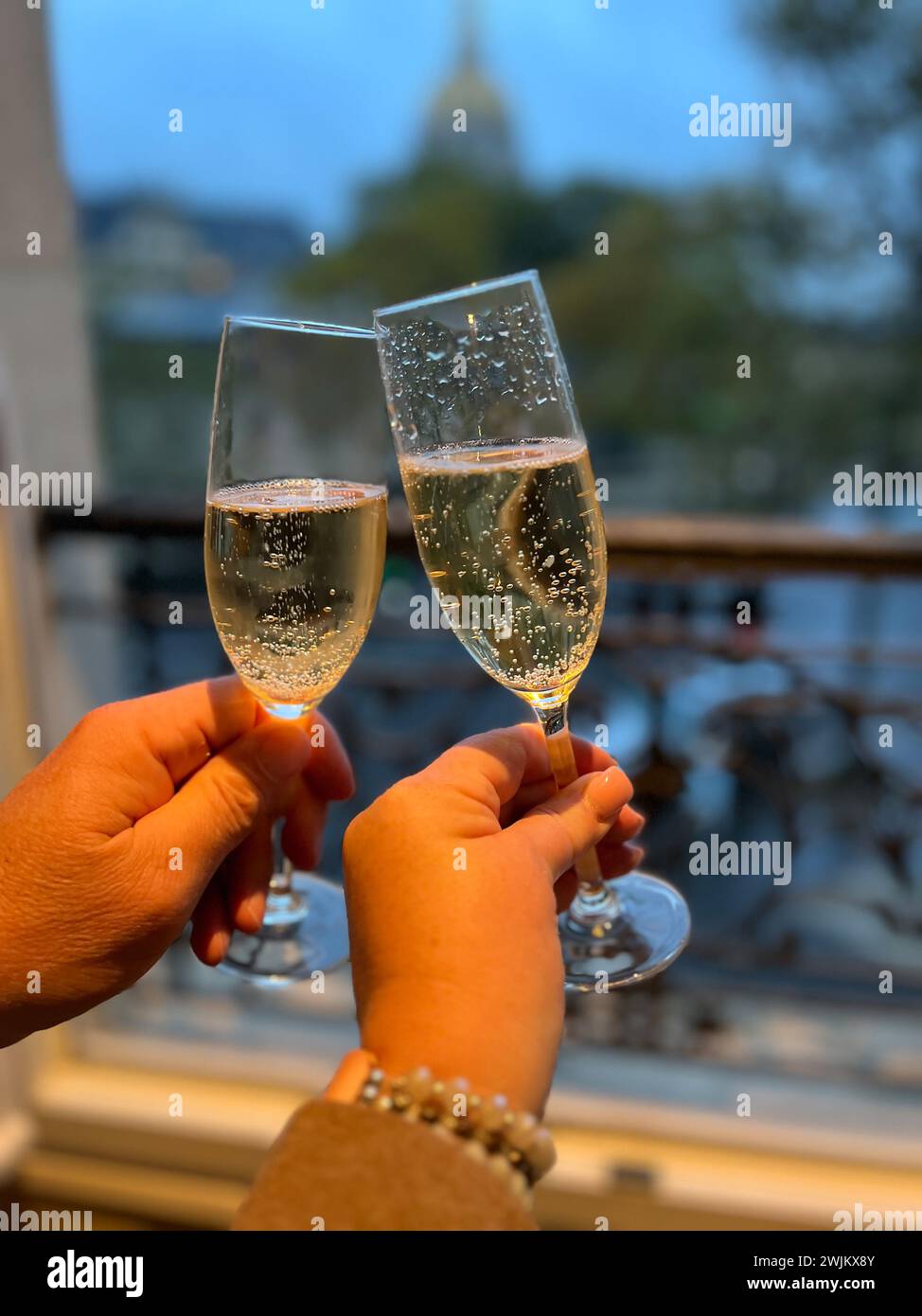 Toast anniversaire champagne à Paris Banque D'Images