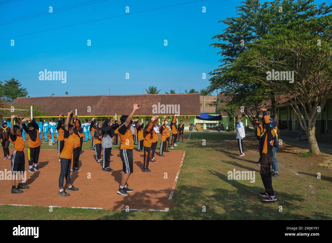 Photo d'enfants de lycées professionnels portant des vêtements de sport faisant du sport Banque D'Images