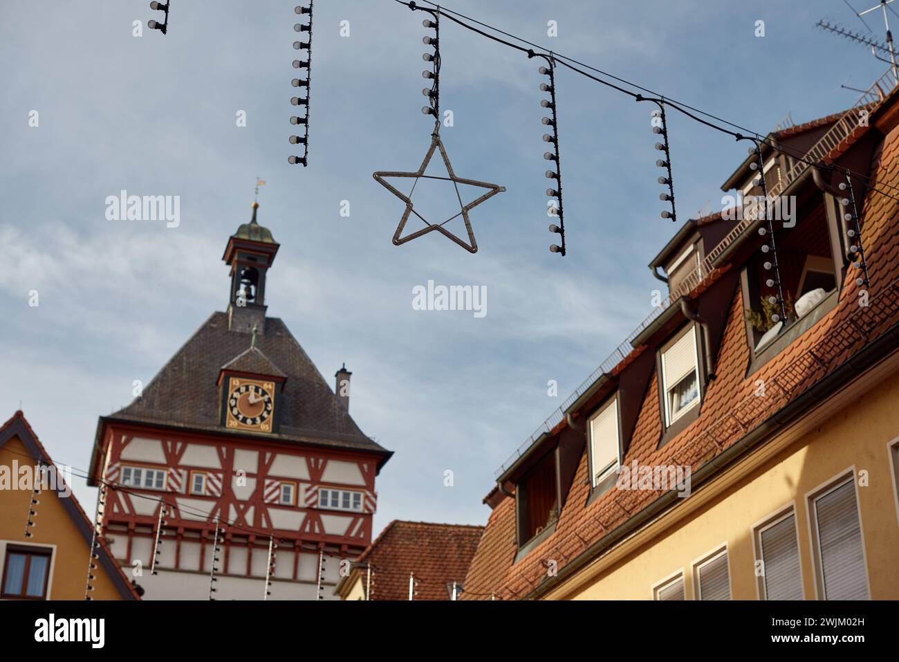 Festive Bietigheim-Bissingen : Hôtel de ville, décorations de nouvel an, toits, maisons à colombages. ALLEMAGNE Banque D'Images