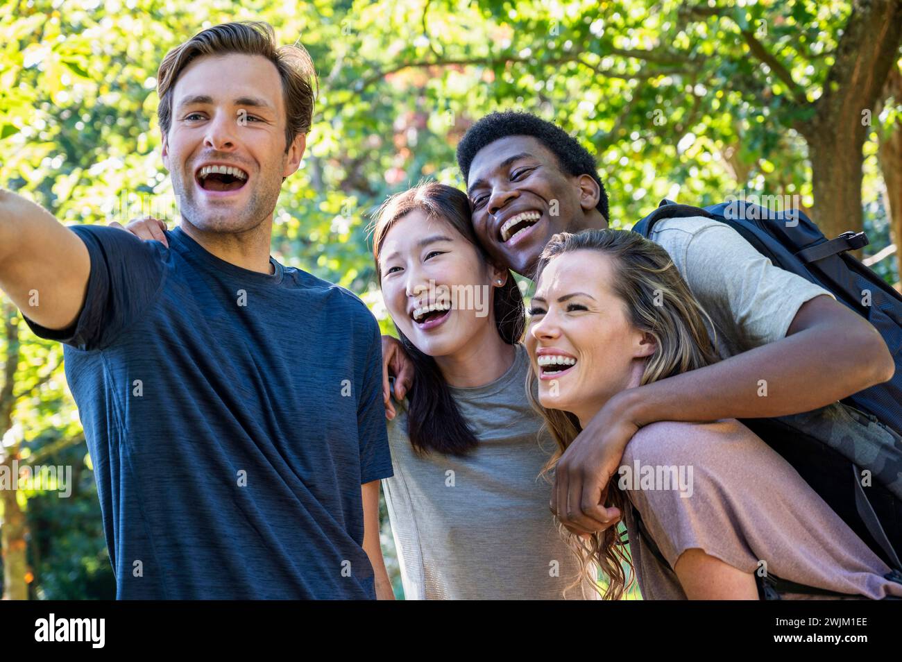 Jeune homme adulte prenant un selfie avec des amis pendant l'excursion de randonnée Banque D'Images