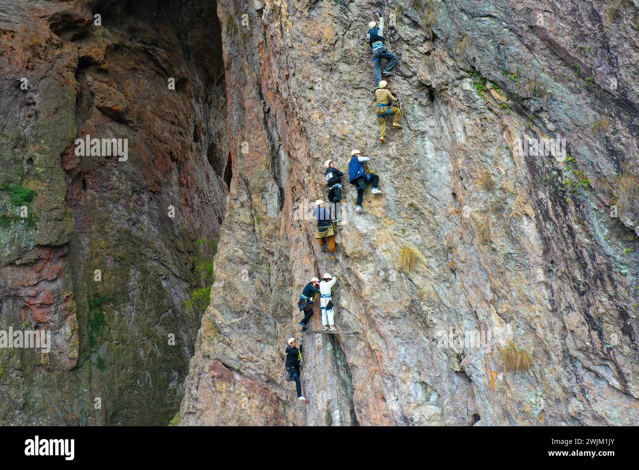 Pékin, province chinoise du Zhejiang. 16 février 2024. Les touristes font l'expérience de l'escalade à la montagne Yandang à Wenzhou, dans la province du Zhejiang de l'est de la Chine, le 16 février 2024. En plus de suivre les coutumes traditionnelles, de plus en plus de Chinois choisissent d’enrichir leur vie en passant les vacances de la Fête du printemps de manière diversifiée et originale. Crédit : Liu Zhenqing/Xinhua/Alamy Live News Banque D'Images