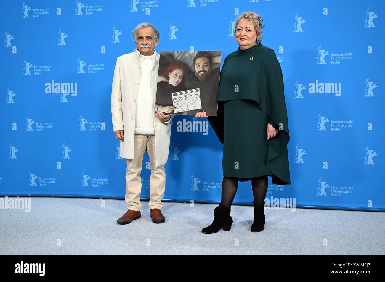 Berlin, Allemagne. 16 février 2024. Les acteurs Esmail Mehrabi (à gauche) et Lily Farhadpour (à droite) se tiennent côte à côte lors du photocall pour le film 'Keyke mahboobe Man' (mon gâteau préféré), projeté en compétition à la 74e Berlinale, avec une photo montrant les deux réalisateurs Maryam Moghaddam (à droite) et Behtash Sanaeeha (à droite). Les cinéastes ont été interdits de quitter le pays par les autorités iraniennes et ne peuvent donc pas y assister. Le 74ème Festival International du film de Berlin aura lieu du 15 au 25 février 2024. Crédit : Soeren Stache/dpa/Alamy Live News Banque D'Images