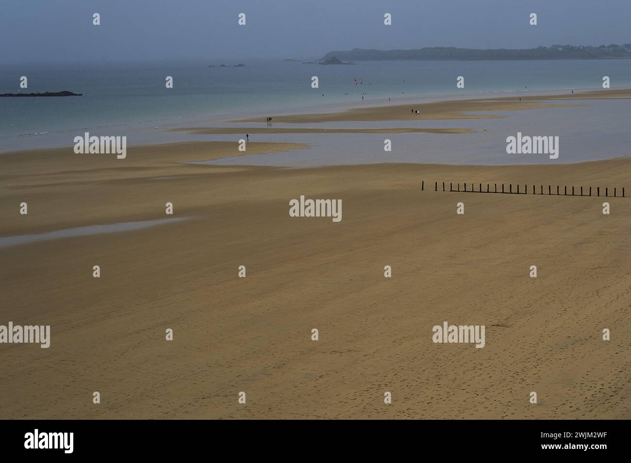 Plage vide lors d'une journée couverte en Normandie Banque D'Images