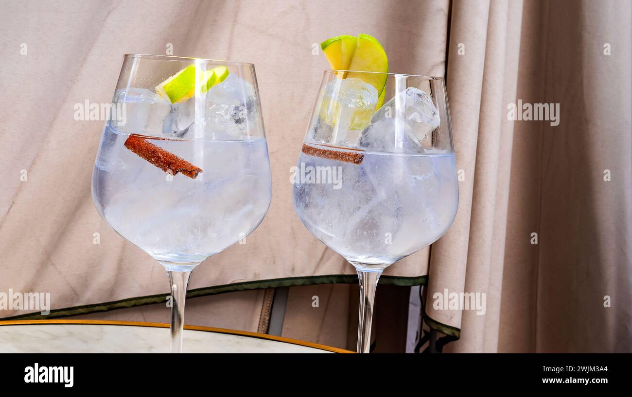 Gin Tonic avec hors-d'œuvre sucré salé Banque D'Images