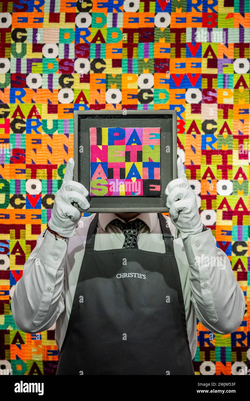 Londres, Royaume-Uni. 16 février 2024. Inaspettatamente, 1987 devant Oggi ventesimo giorno dell'ottavo mese dell'anno millenovecento ottantotto, 1988 (exposition, pas vente) - Un aperçu de Mettere al Mondo il Mondo, une exposition rétrospective consacrée à Alighiero Boetti, un moderniste italien, à Christies à Londres. Le salon se déroule du 19 au 27 février, puis certains des articles seront vendus dans les ventes 20/21 et Contemporary en mars. Crédit : Guy Bell/Alamy Live News Banque D'Images