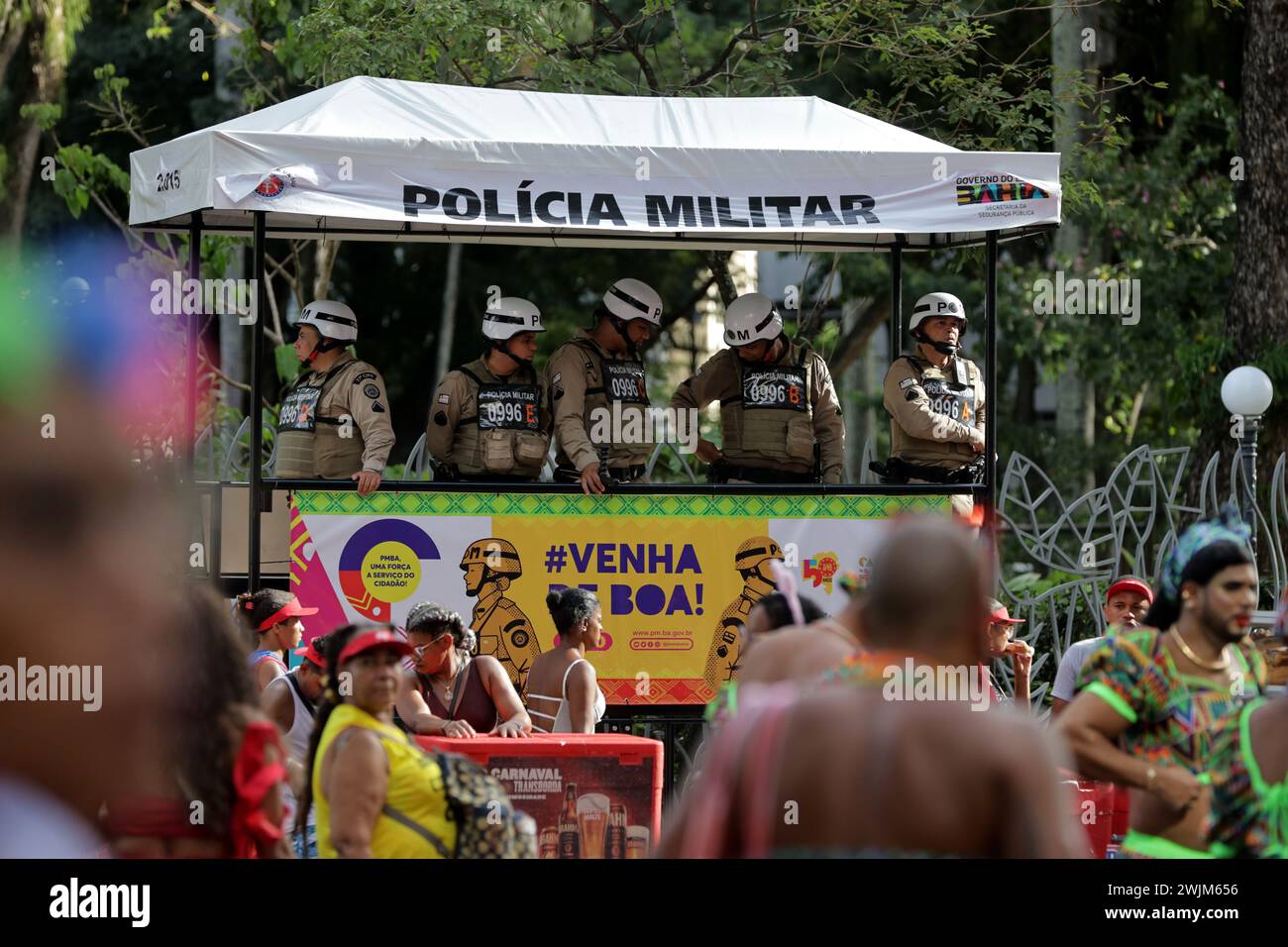 salvador, bahia, brésil - 10 février 2024 : policiers militaires de Bahia vus pendant le carnaval dans la ville de Salvador. Banque D'Images