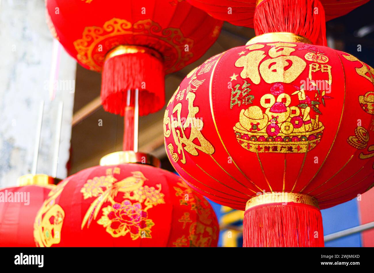 Les lanternes rouges chinoises traditionnelles suspendues devant la maison des gens pour le nouvel an lunaire, Jiangmen, province du Guangdong du sud de la Chine. Banque D'Images