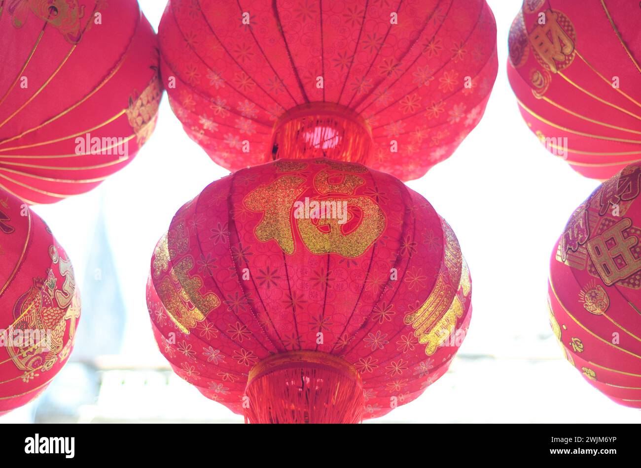 Les lanternes rouges chinoises traditionnelles suspendues devant la maison des gens pour le nouvel an lunaire, Jiangmen, province du Guangdong du sud de la Chine. Banque D'Images