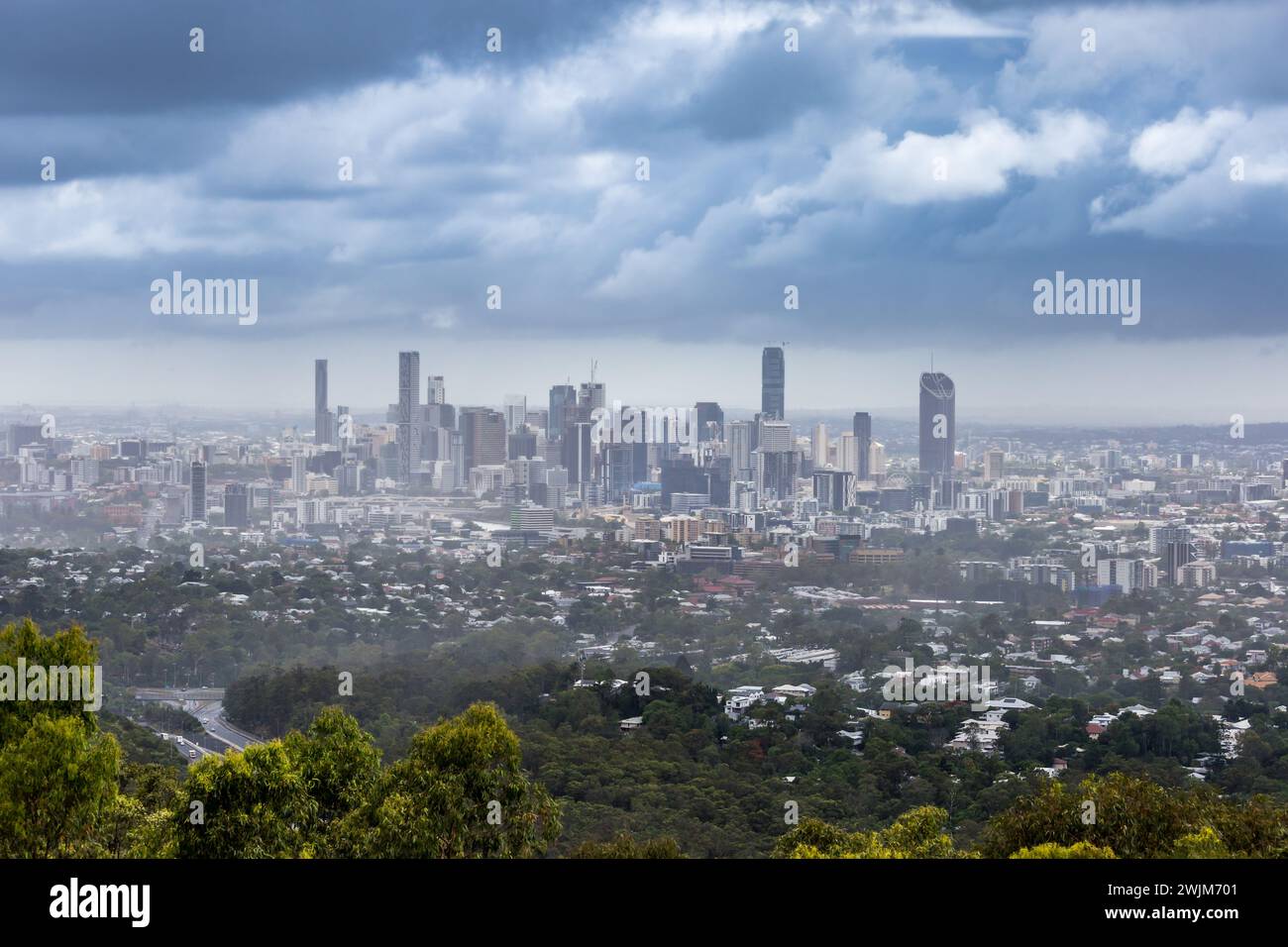 Vue lointaine de Brisbane avec son horizon et son gratte-ciel, Queensland, Australie. Banque D'Images