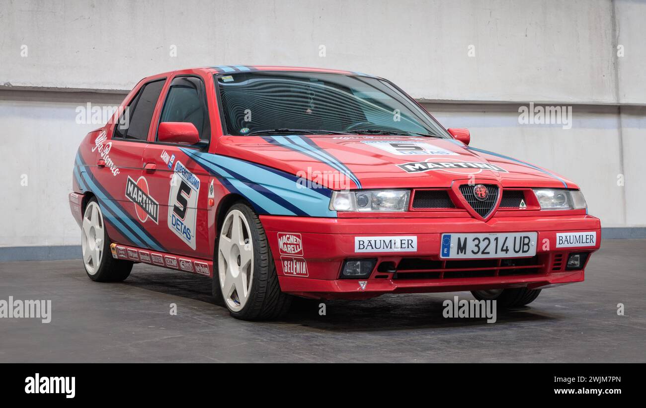 Bilbao, Espagne-11 novembre 2023 : 1992 Alfa Romeo 155 (type 167), Martini couleurs dans un parking intérieur Banque D'Images